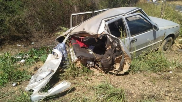 Mulher fica ferida após batida entre carro e caminhonete na BR-135, no oeste da Bahia