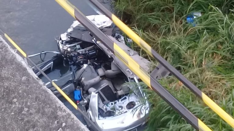 Salvador: Carro desaba de viaduto na Av. ACM, cai em córrego e motorista morre