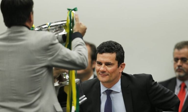 Deputado entrega troféu em homenagem a Moro durante sessão na Câmara