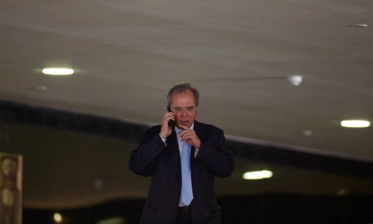 Celular de Paulo Guedes é hackeado