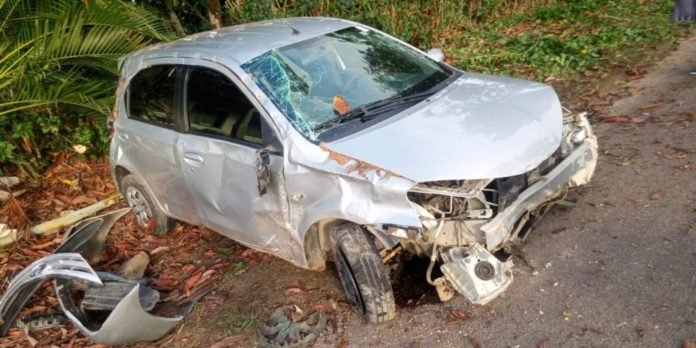 Acidente deixa carro destruído na zona rural de São Miguel das Matas