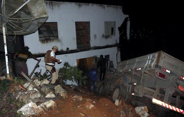 Carreta invade casas e deixa seis feridos no interior da Bahia