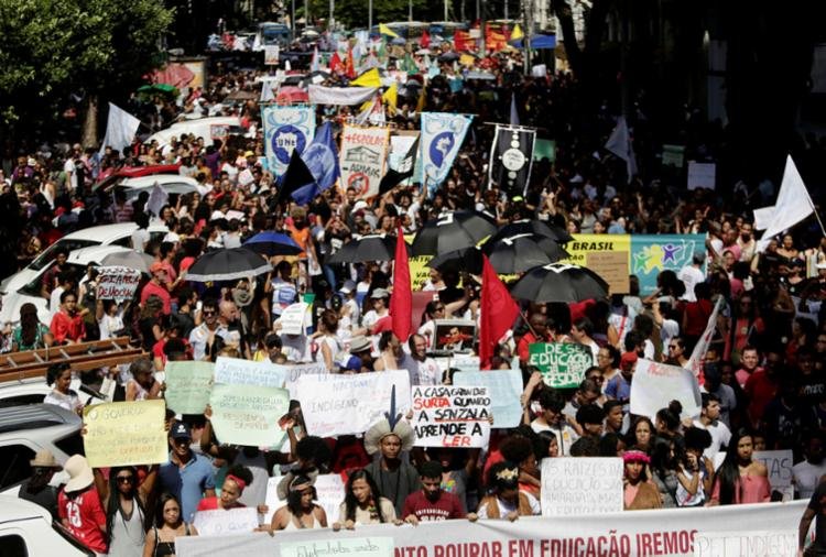 Em paralisação, estudantes e professores voltam às ruas em novo ato pela educação