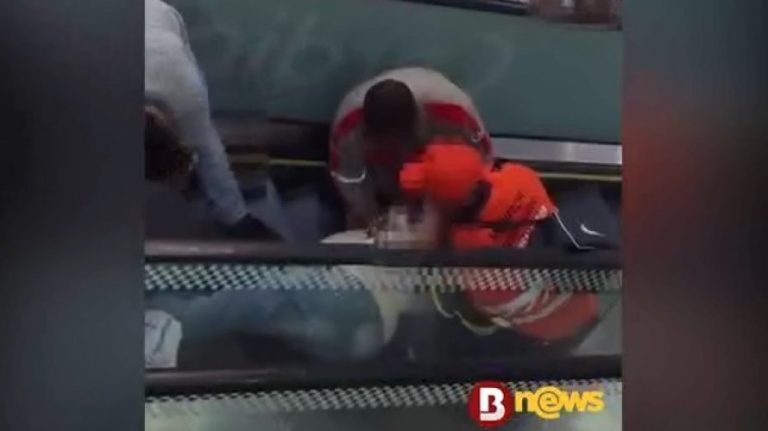 Mulher cai e fica presa pelo cabelo em escada rolante do Shopping Barra