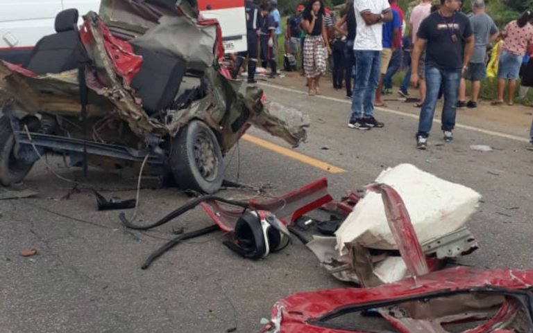 Homem perde as duas pernas em acidente entre caminhão, ônibus e carro na BR-367