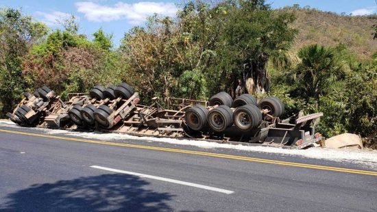 Motorista fica ferido após carreta tombar na BR-242, no oeste da Bahia