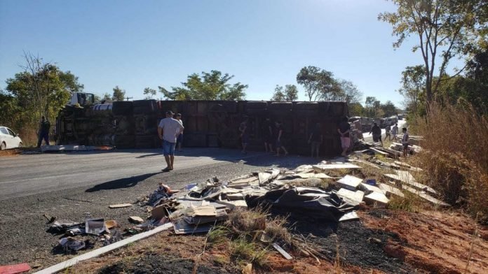 Batida entre carro e carreta deixa feridos graves na BR-242 e rodovia é interditada