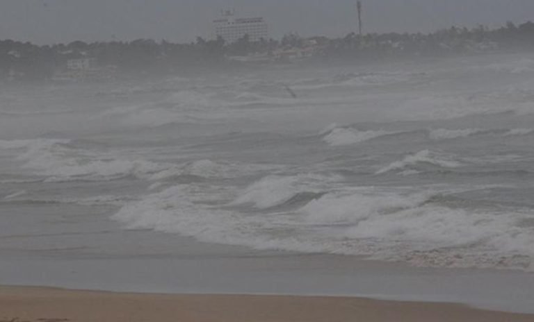 Frente fria pode provocar ondas de quase 4 metros no litoral da Bahia