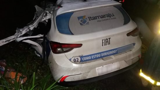 BR-101: batida entre carreta e carro de Secretaria de Saúde deixa três mortos na Bahia