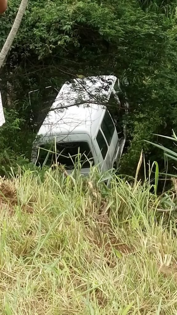 Van a caminho de Conceição do Almeida cai em ribanceira nesta terça-feira (17)