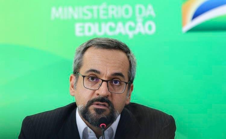 Ministro diz que Enem terá como foco conhecimentos objetivos