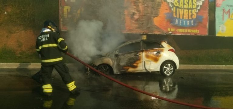 Carro pega fogo na Avenida Paralela em Salvador