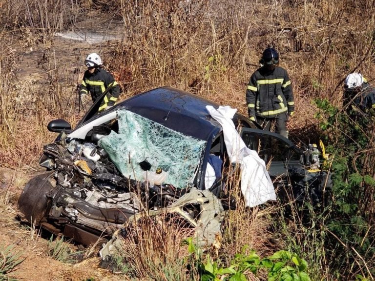 Batida entre carreta e carro deixa mortos e feridos na BR-135