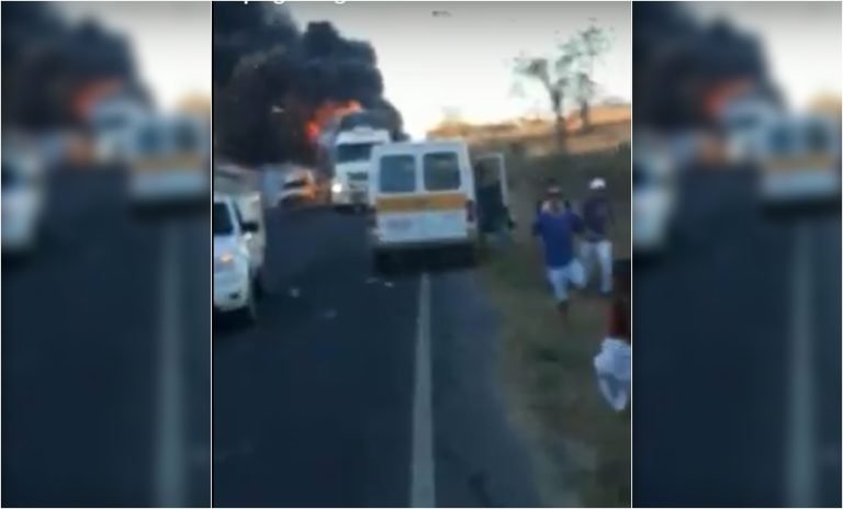 Carga de caminhão pega fogo e motorista continua dirigindo na Bahia; veja o vídeo