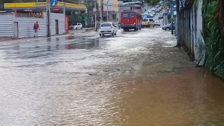 Vazamento de água forma grande poça e deixa trânsito lento em Salvador