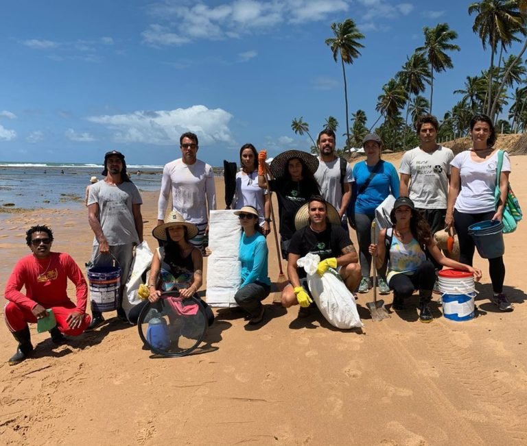 Ivete Sangalo e Daniel Cady mobilizam seguidores para limpeza de óleo em praias do Nordeste