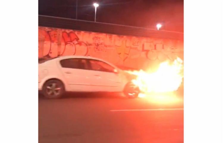 Carro pega fogo em Salvador; assista a vídeo