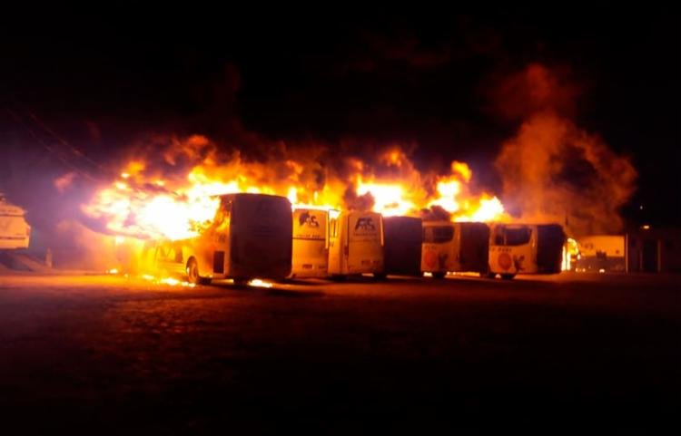 Homens encapuzados invadem garagem de empresa e incendeiam ônibus