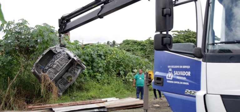 Mais de mil carcaças de carros e barcos são retiradas das ruas de Salvador