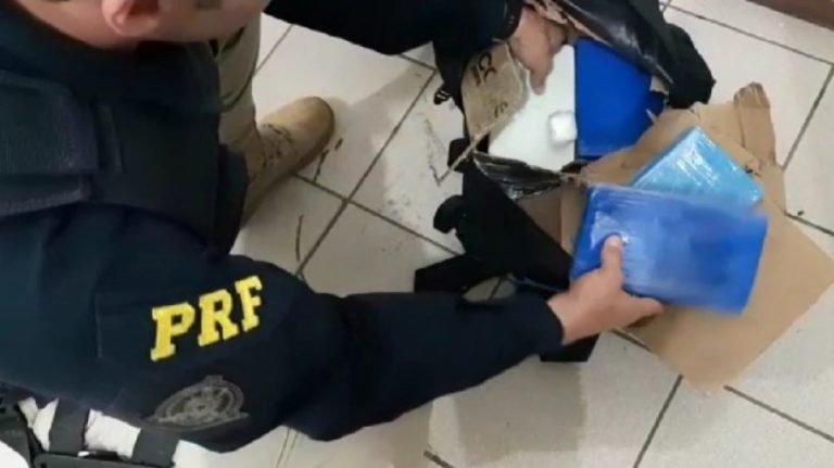 Passageiro com cocaína na mochila é interceptado por policiais em Vitória da Conquista; veja vídeo