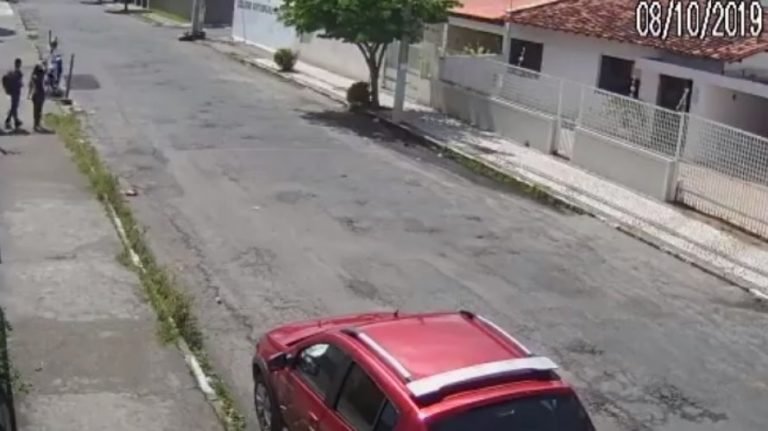 Estudantes são assaltados por motociclista em Feira de Santana; assista