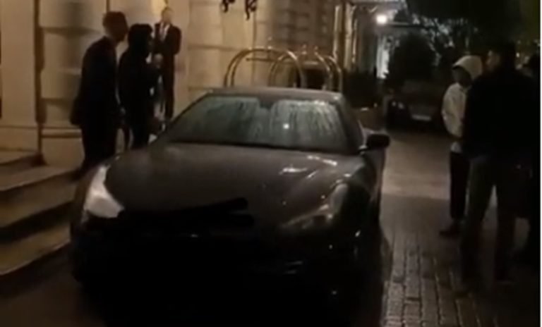 Neymar não consegue abrir sua Ferrari de cerca de R$ 4 milhões em Paris; veja vídeo