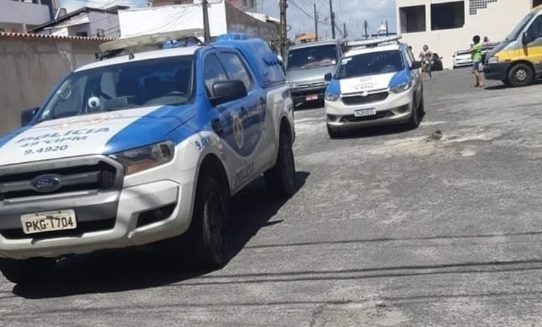 Urgente! Suspeito de assaltos em fuga invade casa e faz refém em Salvador