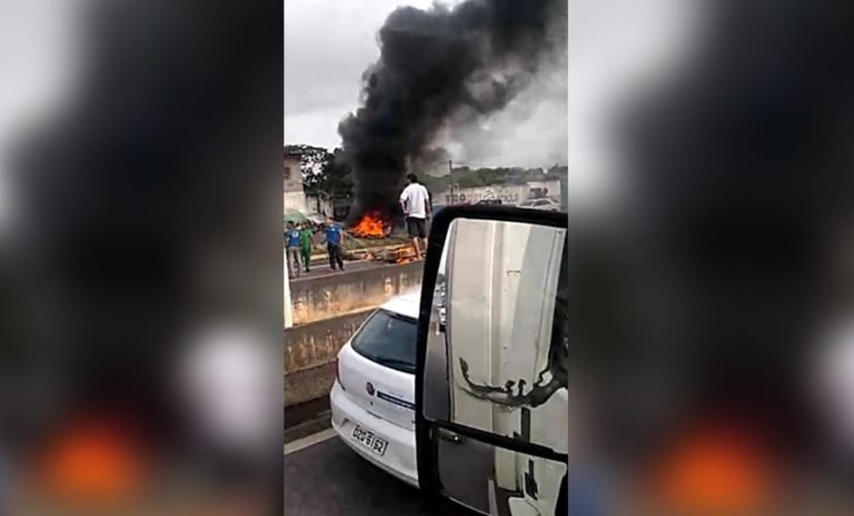 Vídeo: Manifestação trava trânsito na BR-324 em Salvador