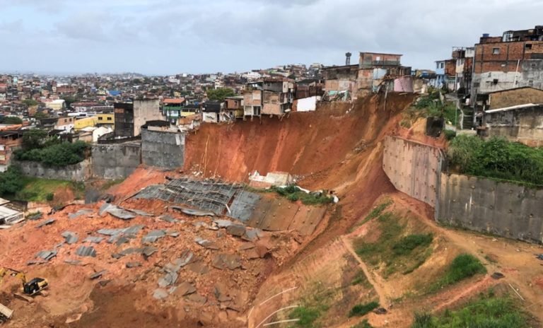 “Cena que choca a todos”, diz Neto sobre acidente com cinco casas em Salvador