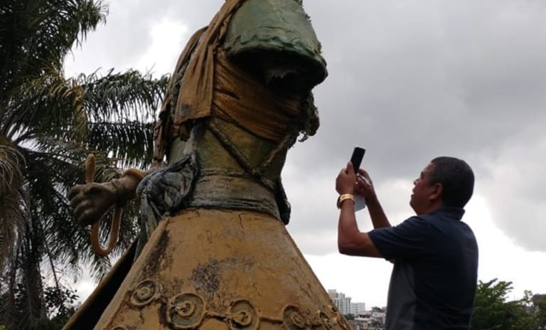 Braço da escultura de orixá cai no Dique do Tororó, Salvador; suspeita é de vandalismo