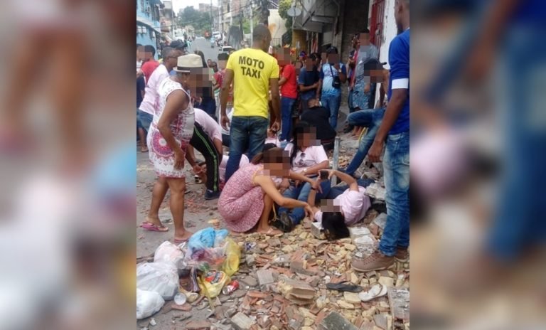 Estrutura despenca e fere moradores durante desfile em Candeias; veja vídeo