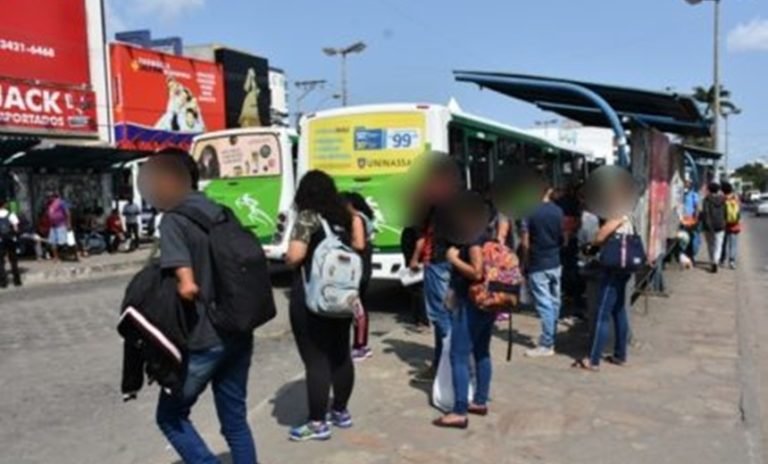 Homem é preso após filmar mulheres e se masturbar dentro de ônibus na Bahia