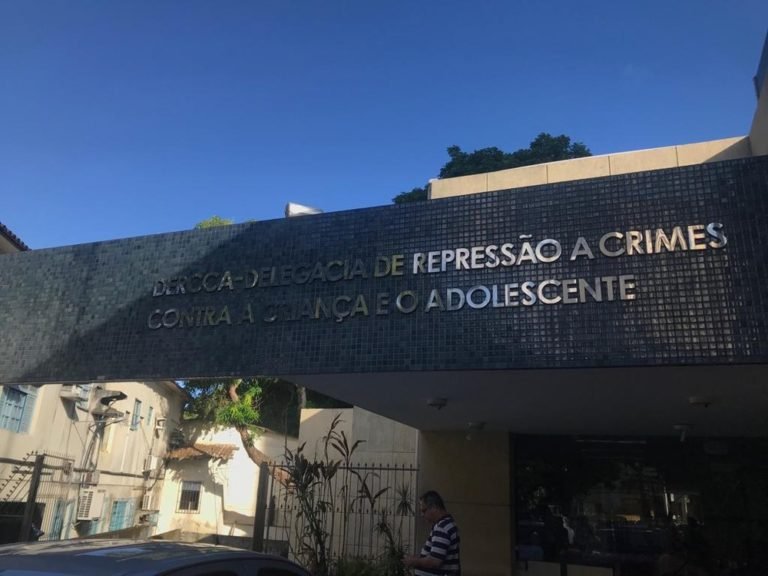 Criança de 8 anos é arrastada no chão por funcionária de escola em Salvador