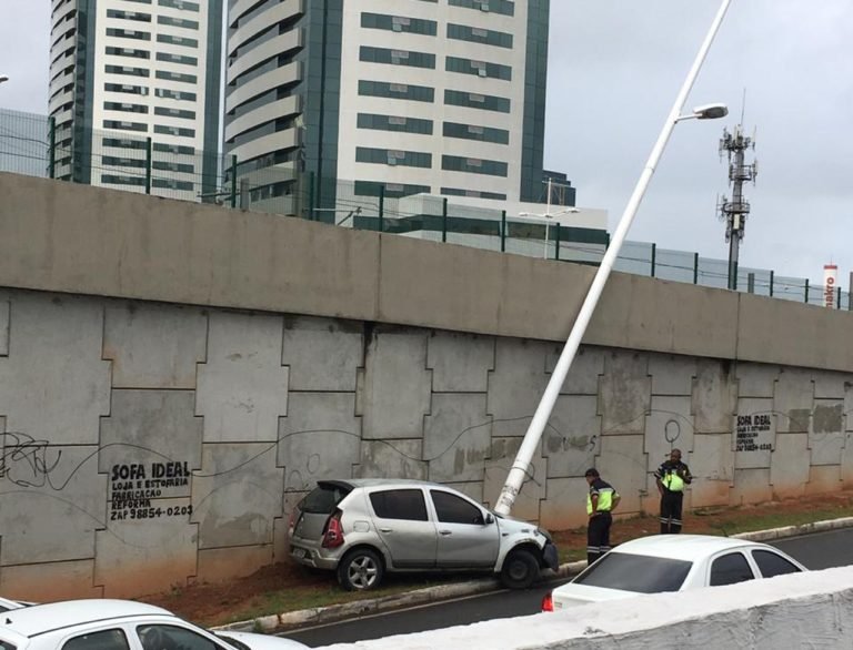 Carro bate e deixa poste inclinado em Salvador