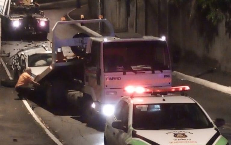 Mulher fica ferida após carro bater em poste em Salvador