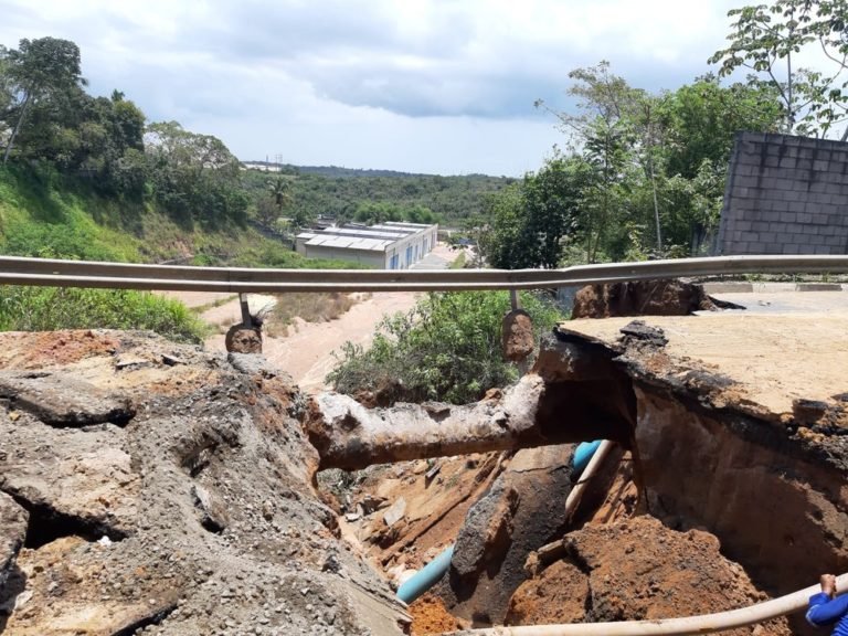 Rompimento de adutora forma cratera gigante em Lauro de Freitas, na Bahia