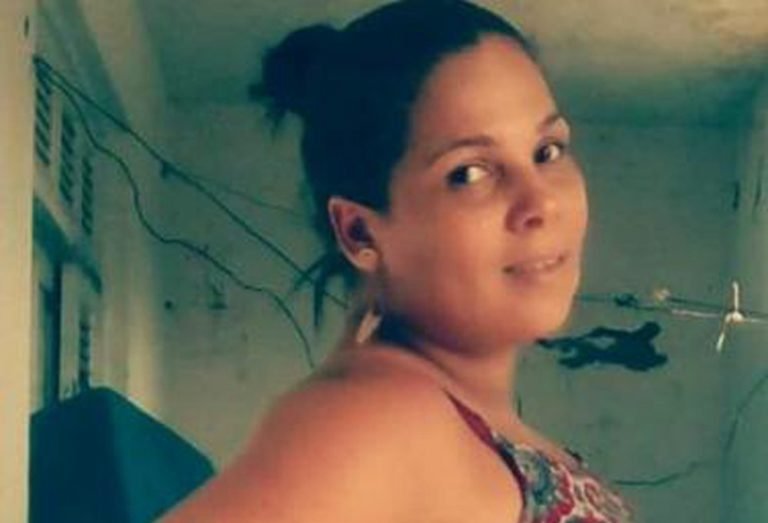 Mulher é morta a tiros enquanto caminhava com o namorado em rua de Coaraci