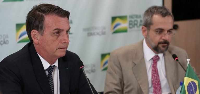 Jair Bolsonaro e Weintraub acertam saída de ministro, diz colunista