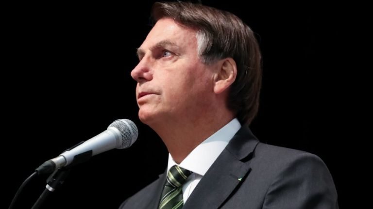 Bolsonaro diz que Brasil não está ‘aumentando artificialmente o preço do dólar’