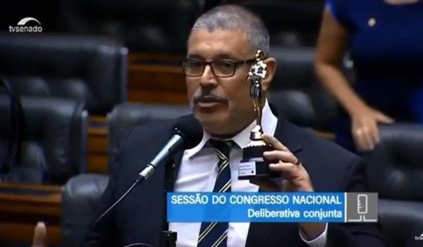 Frota ganha prêmio de “maior arrependido de acreditar em Bolsonaro” e comemora na Câmara; assista