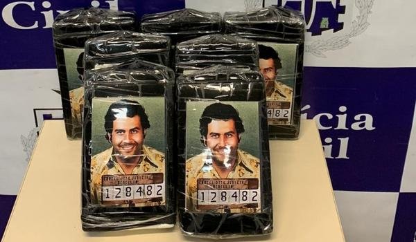 Polícia acha droga avaliada em R$ 105 mil com rosto de Escobar dentro de carro apreendido