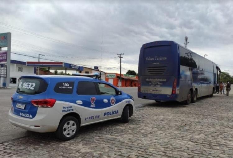 Ônibus com passageiros de São Paulo é apreendido pela polícia na BA-120