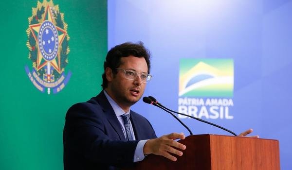Secretário que teve contato com Bolsonaro testa positivo para coronavírus