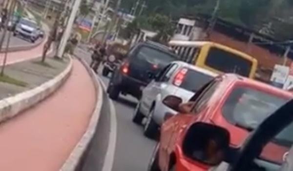 Tiroteio entre bandidos e Rondesp durante assalto a ônibus em Salvador deixa um morto