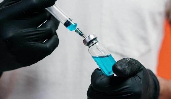 Primeira vacina de combate ao coronavírus começa a ser testada em voluntários na China