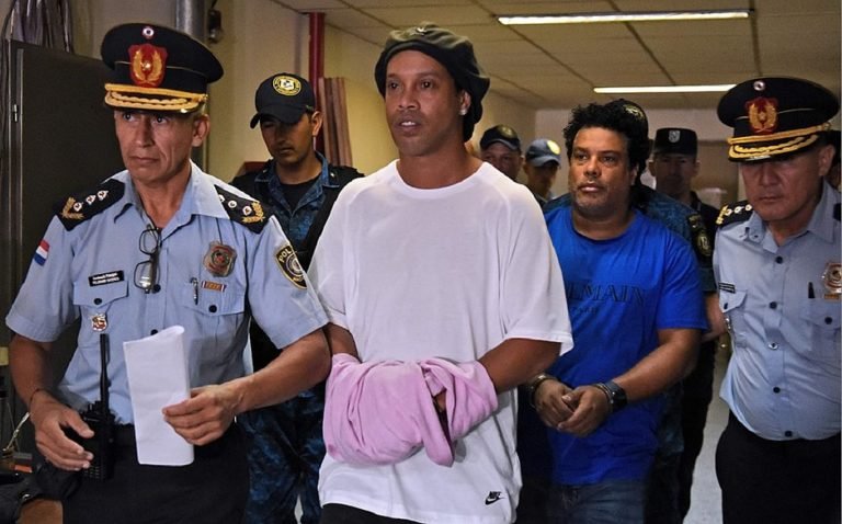 Juiz mantém Ronaldinho preso no Paraguai por temer fuga