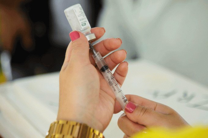Possível vacina contra Covid-19 pode demorar um ano para ser vendida