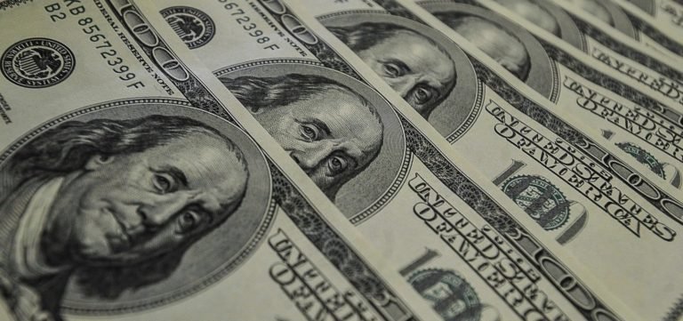 Dólar fecha em alta negociado a R$ 5,24