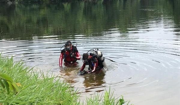 Caminhão cai de balsa durante travessia em rio e homem morre afogado