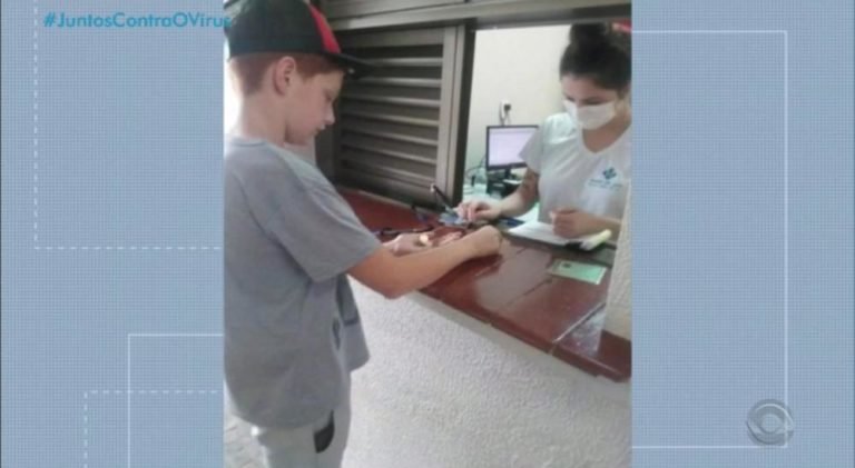 Menino de 11 anos vende latinhas, arrecada R$ 22,45 e doa dinheiro para hospital combater coronavírus